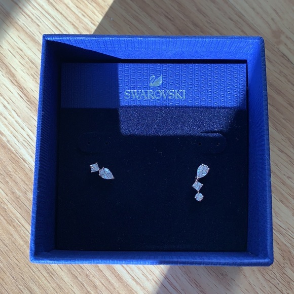 NIB Swarovski Crystal Asymmetrical stud earrings in rose-gold-tone plated - Picture 3 of 4